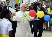 Mendicidad espiritual y borrado protestante en Guinea con la visita papal
