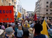 Miles de personas marcharon por Jesús en Londres 25 años después