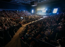 La campaña “Jesús Sigue Obrando” reúne a 4.000 personas en un encuentro de fe en Bilbao