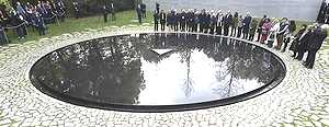 Merkel inaugura monumento a gitanos asesinados por los nazis