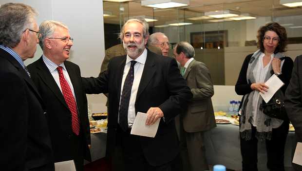 <p>
Un momento del acto de dedicación, con Manuel Álvarez (izda.) y J.L. Andavert (dcha.) de frente (Foto: MGaLa, Actualidad Evangélica)</p>
,