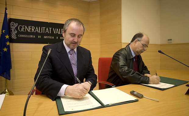 <p>
Jorge Cabré (izquierda) y Enrique Mota, en la firma del Convenio</p>
,