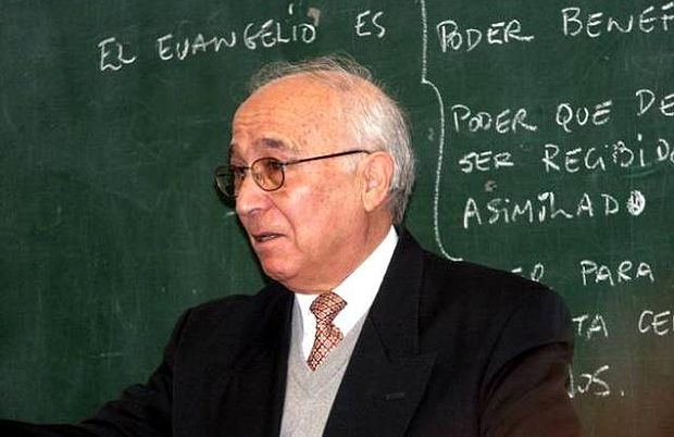 <p>
Impartiendo clase en el CEIBI</p>
,
