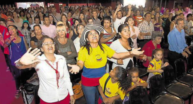 <p>
Alabanza durante la inauguración de las nuevas instalaciones. (Foto: Gabriel Fuselli/Las Provincias).</p>
,