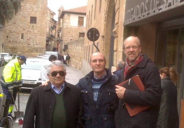 Saturnino Martínez, José Macías y Kent Albright, a la salida de los juzgados de Salamanca.,