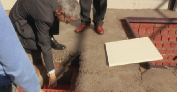 <p>
Con la primera piedra se colocó una foto, un libro de historia de la iglesia y una Biblia. (Foto: Utrera online).</p>
,