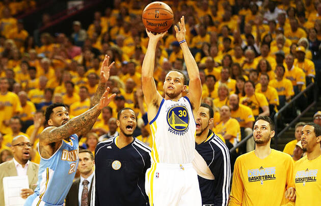 Stephen Curry, lanzando un triple en un partido de esta temporada. / NBA,Stephen Curry faith