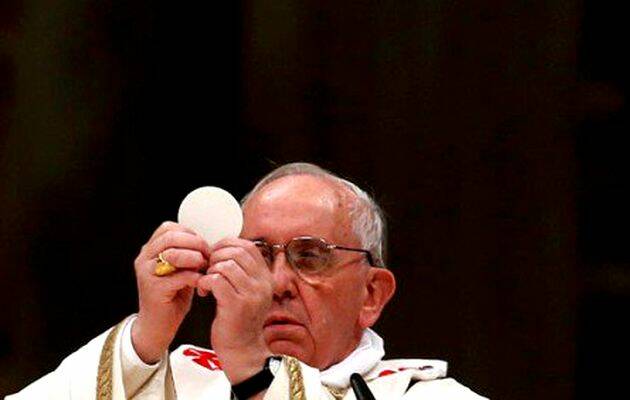Papa Francisco, eucaristía hostia