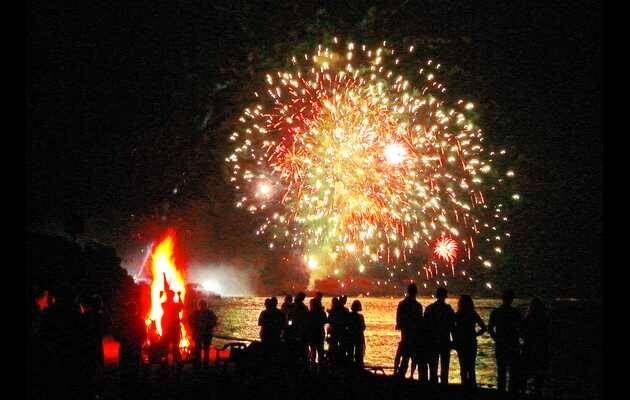 hoguera playa, fuegos artificiales