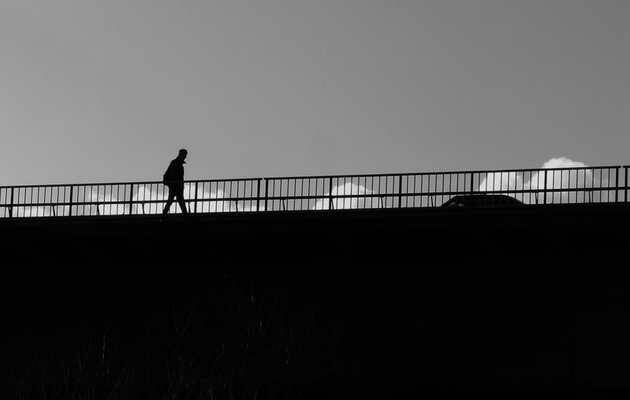 hombre caminando, olas mar