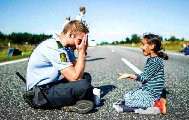 Policía danés, niña refugiada