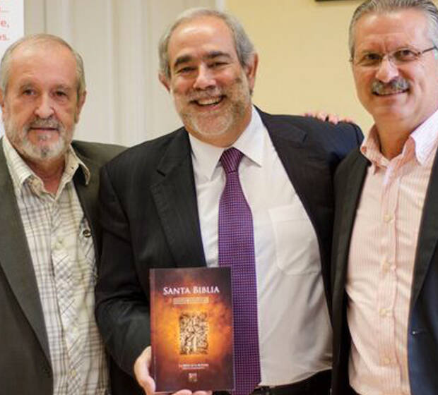 Manuel García Lafuente, José Luis Andavert y Manuel Cerezo, en la presentación. / Sociedad Bíblica,
