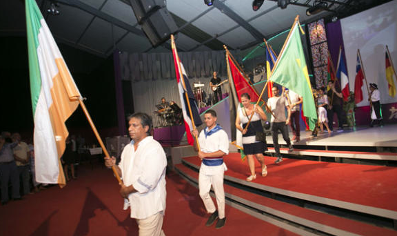 Desfile de banderas en el festival. / La Provincia Diario de Las Palmas,
