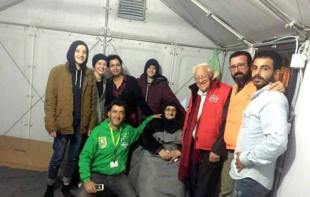 Una familia de refugiados, durante la visita con REMAR del Padre Ángel,ayuda refugiados,, ONG REMAR