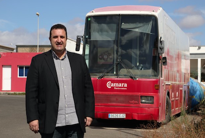 Ángel Manuel Hernández, pastor de la Misión Cristiana Moderna, delante del autobús que será preparado. / Javier Melián, Acfi Press,