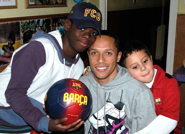 <p>
Adriano y su hijo junto a uno de los niños de la Residencia Infantil Emmanuel (Foto: Residencia Infantil).</p>
,