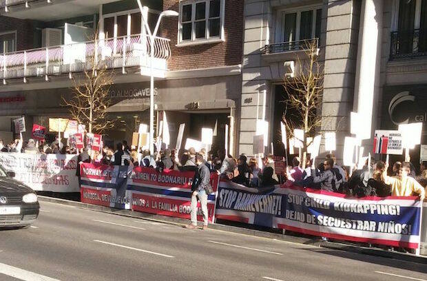 Manifestación frente al consulado de Noruega en Barcelona, este viernes 8 de enero.,