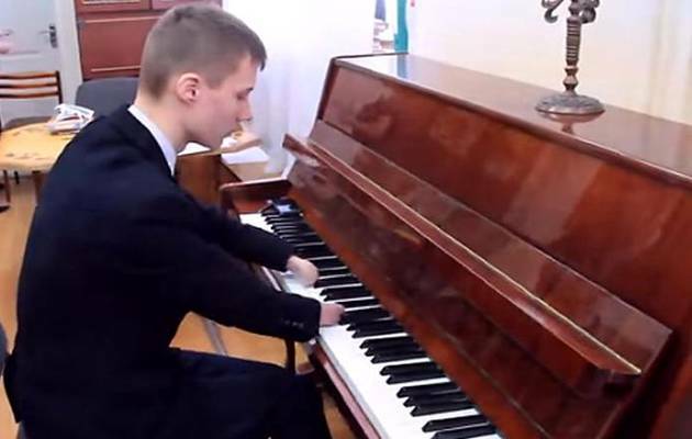 Alexey Romanov, pianista sin manos