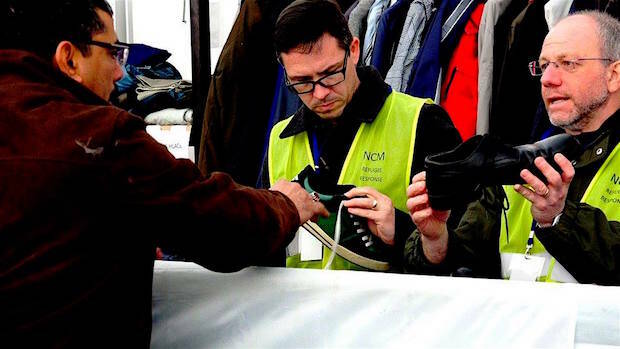 Voluntarios de la iglesia evangélica en Cerdanyola del Vallés entregan zapatos a refugiados, en Slavonski Brod, Croacia. / Rebost Solidari de Cerdanyola,voluntarios zapatos refugiados