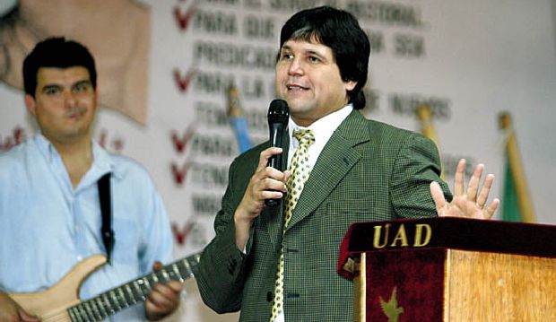 <p>
El pastor Carlos Raúl Monzón, predicando en una conferencia en Mendoza. / Diario Uno</p>
,