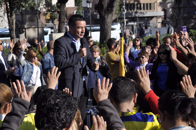 Momentos de oración por Ecuador, en la Plaza de Cataluña. / Moisés Fernández,oracion ecuador