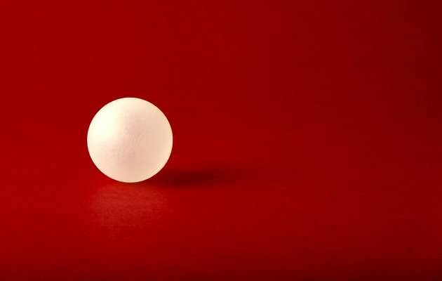 bola blanca, fondo rojo