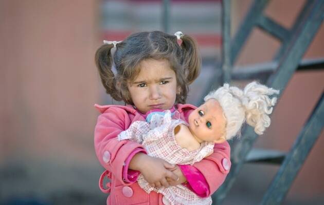 niña refugiada, niña muñeca