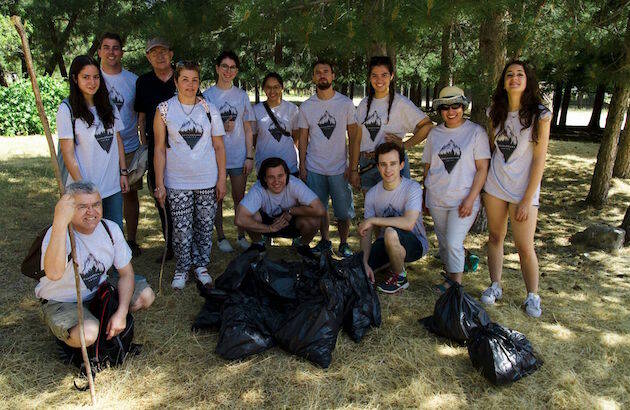 Los participantes de las Jornadas Internacionales recogiendo basura en el Centro Interpretativo de Naturaleza Gurugú.,decision guadarrama amiga