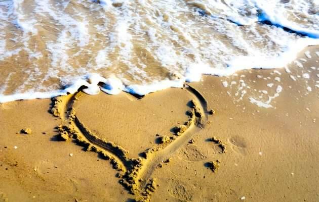 corazón arena, amor playa