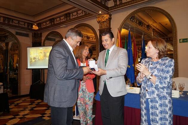 Momento de entrega del galardón a Antonio Rodríguez Ortiz. / CEAA,