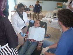 <p>
Un médico voluntario de la FBMS atiende a un niño. / FBMS</p>
,