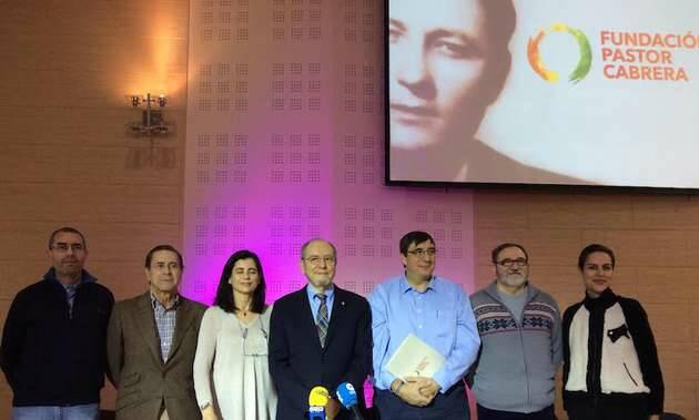 Los miembros de la Fundación, con la imagen de Pastor Cabrera y el logo de la entidad.,Fundación Dénia, Pastor Cabrera