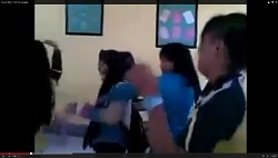 <p>
Fragmento del vídeo donde las niñas combinan las oraciones con un baile. / Youtube</p>
,