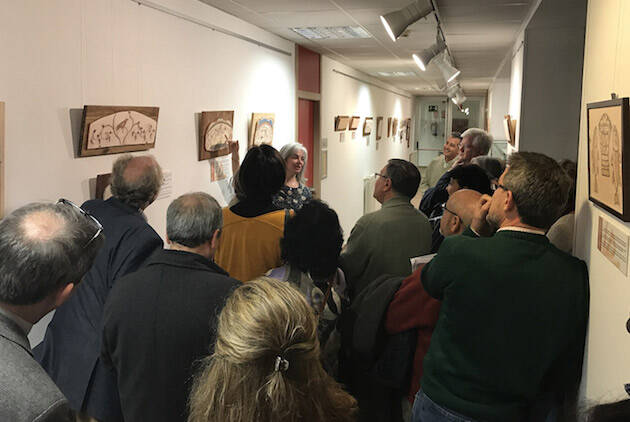 Un nutrido grupo de visitantes atiende a las explicaciones de Ana Jiménez, autora de las reproducciones.,reforma valladolid huellas en la historia