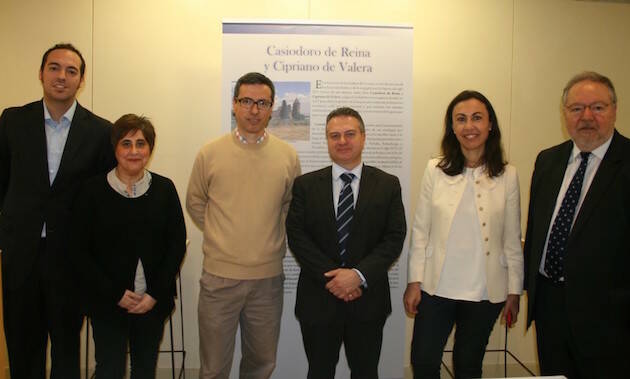 La alcaldesa de Marín, María Ramallo, y el teniente alcalde, Manuel Santos, asistieron a la inauguración de la exposición, en el Museo Torres, junto a representantes de la iglesia evangélica. ,