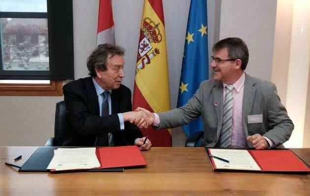 Momento de la firma con De Santiago-Juárez y Luis Alberto Bores,De Santiago-Juárez, Alberto Bores