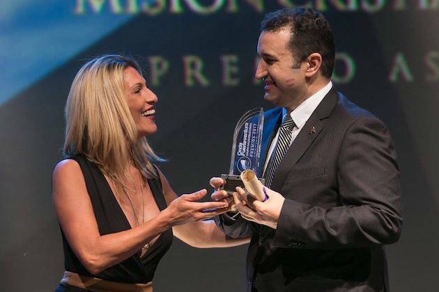 Ángel Hernández recibe el premio en representación de la Misión Cristiana Moderna. / Onda Fuerteventura,angel hernandez