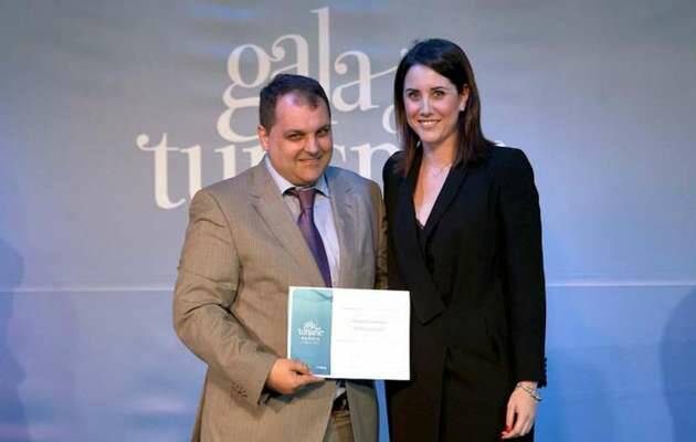 L. Otero con el premio junto a O. Mejía,premio FADE, turismo gandía