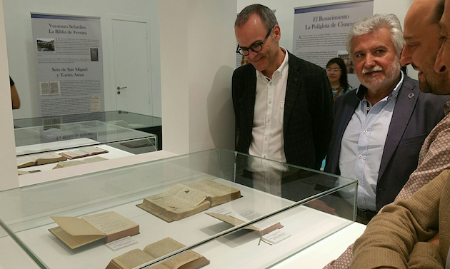 El alcalde de Ourense, Jesús Vázquez, visitó la exposición de Biblias en su inauguración. / Alcaldía Ourense,ourense