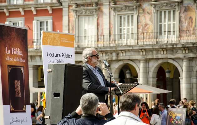 J.L. Andavert (SBE) presenta el acto / SBE,Jose Luis Andavert, Sociedad Bíblica