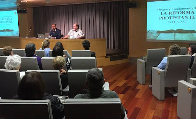 Un momento de la conferencia impartida por Heber Torres sobre el origen de la Reforma.,Heber Torres reforma