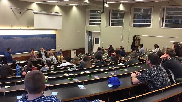 La actividad 'Interroga a un cristiano' en la Universidad Pompeu Fabra de Barcelona. / GBU Barcelona,