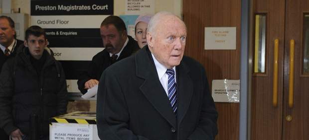 <p>
Stuart Hall, a su salida del Tribunal de Magistrados, en Preston, Reino Unido, el 7 de enero de 2013./ EFE</p>
,