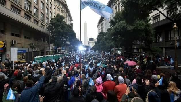 Miles de personas ante en el Obelisco en la jornada ‘Argentina Ora’ / Foto: Dyn, Tony Gómez,Argentina ora, obelisco Buenos Aires