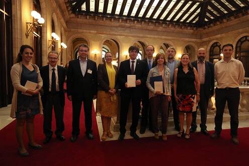 Los miembros del Consejo entregan al presidente de la Generalitat el último informe. / Generalitat de Catalunya,
