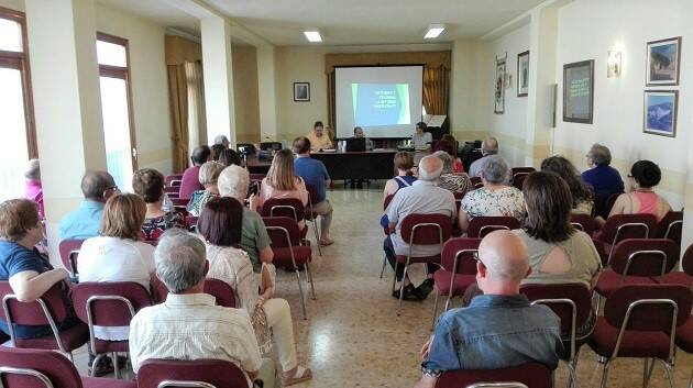 Samuel Escobar presentó su conferencia sobre la Reforma en el salón de plenos del ayuntamiento de Navarrés. / J. Forster,