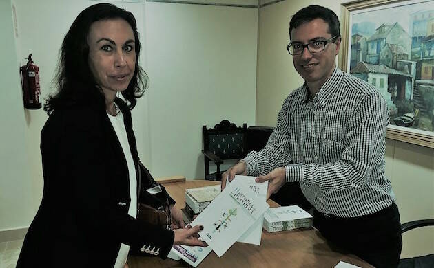 Marcos Gago, traductor, junto a María Ramallo, alcaldesa de Marín, en la presentación de libro.,marcos gago maria ramallo