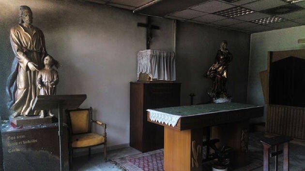 Desperfectos en la capilla después del ataque. / RD,