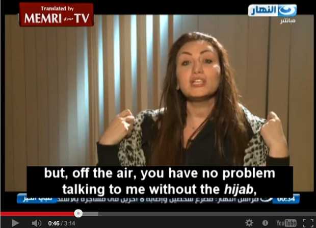 <p>
Momento en el que Riham Said se quita el velo ante el imán.</p>
,