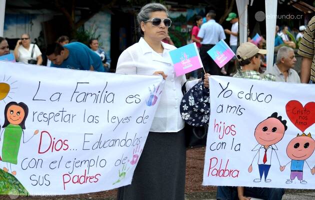 Una de las manifestantes contra las clases de educación sexual de género que se impartirán, de forma obligatoria, a partir del 2018 / Luis Madrigal, El Mundo CR,evangélicos, Costa Rica